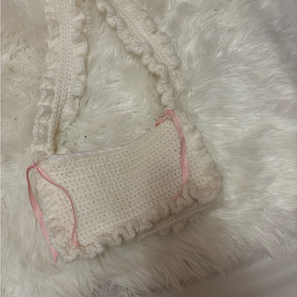 Chic Knit Shoulder Bag with Pink Accents